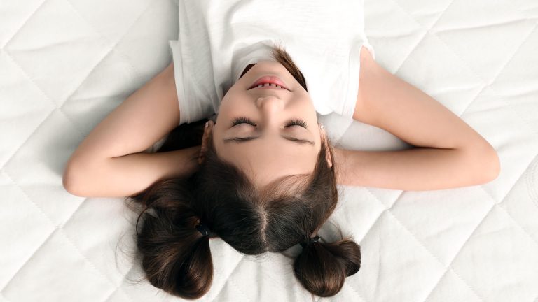 Niña durmiendo: Descanso profundo y seguro para niños en colchones sin tóxicos.